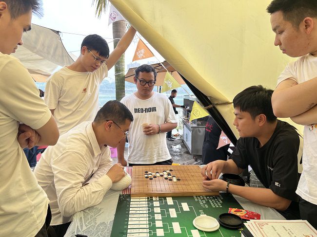 五子棋比賽現(xiàn)場。楊鈺 攝（2）.jpg